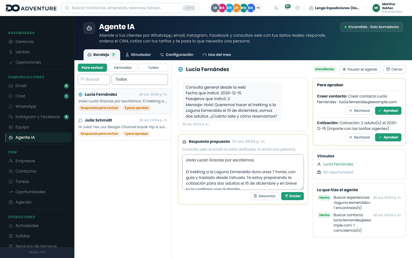Bandeja del agente con una consulta web, la respuesta propuesta para enviar y dos acciones para aprobar: crear el contacto y la cotización