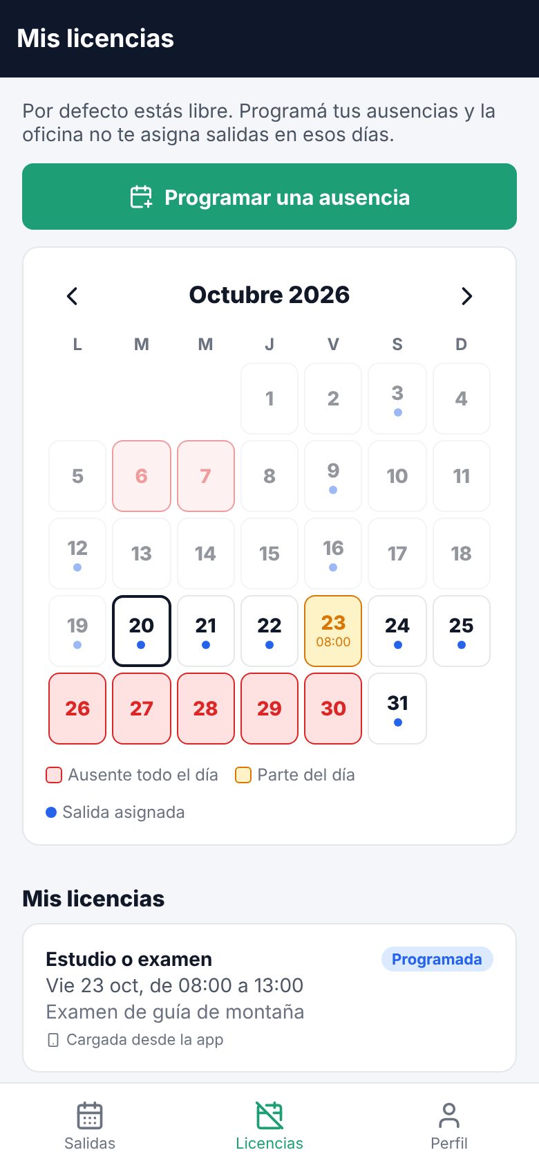Calendario del mes con vacaciones, un examen en una franja horaria y las salidas asignadas, y debajo el historial de licencias