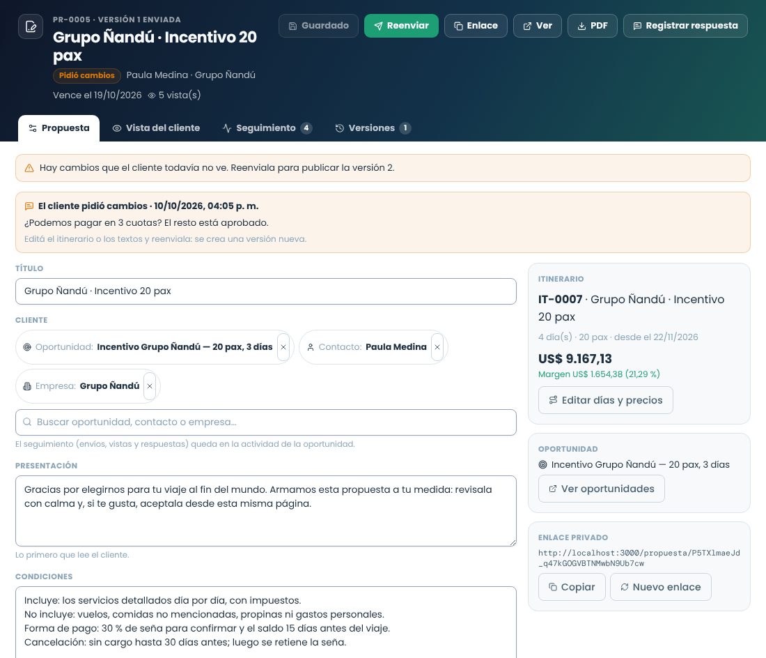Editor de la propuesta con el título, el cliente del CRM, la presentación, las condiciones y el vencimiento; a la derecha el itinerario con su total y margen