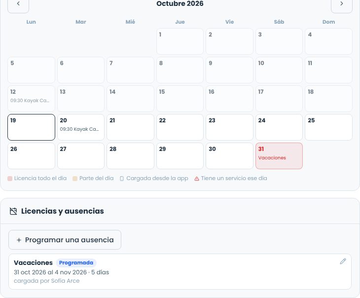 Calendario de disponibilidad de un guía con unas vacaciones programadas y, debajo, el bloque Licencias y ausencias con su historial