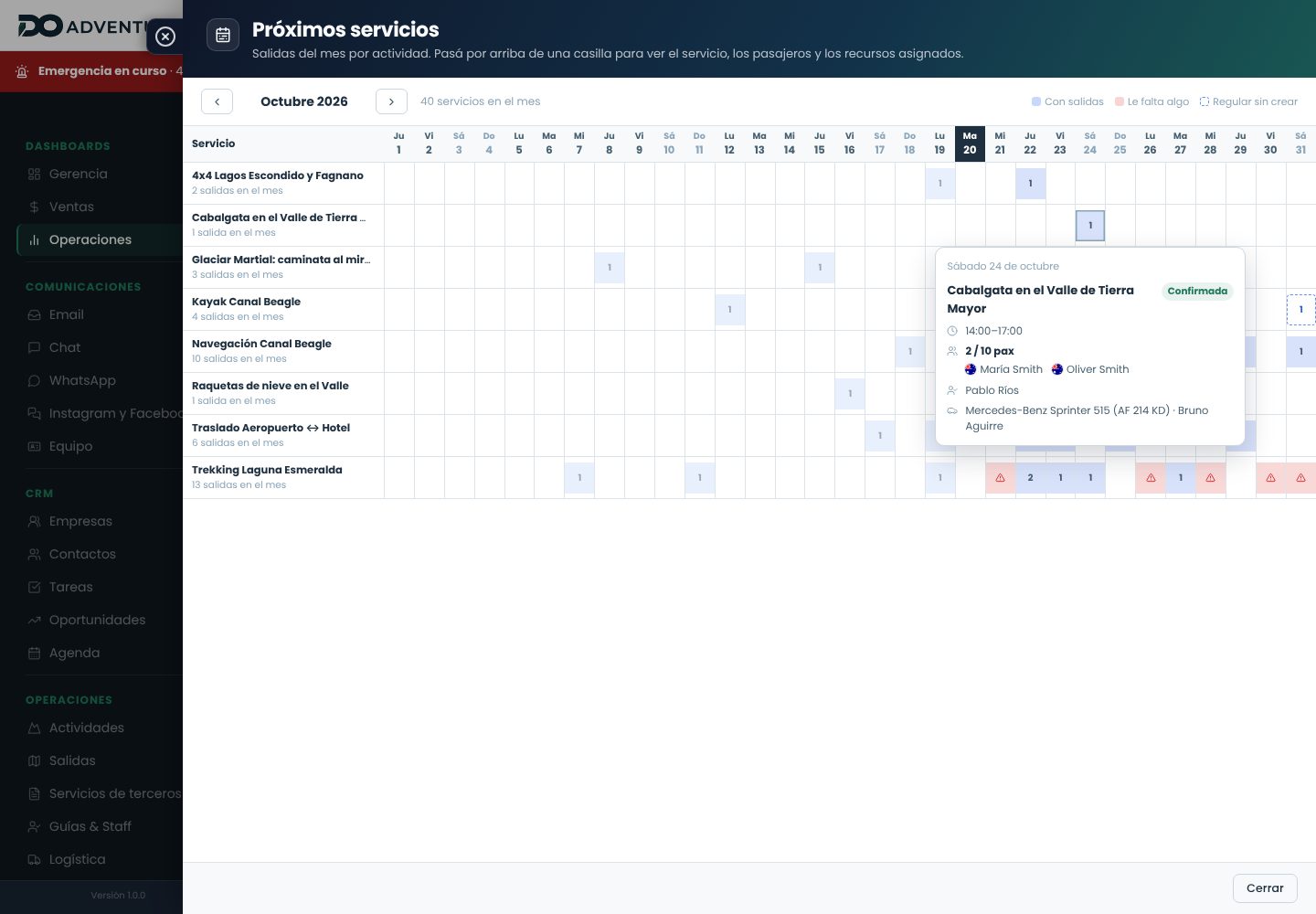 Panel Próximos servicios con la grilla del mes y el detalle de una salida: horario, pasajeros con bandera, guía, vehículo y chofer
