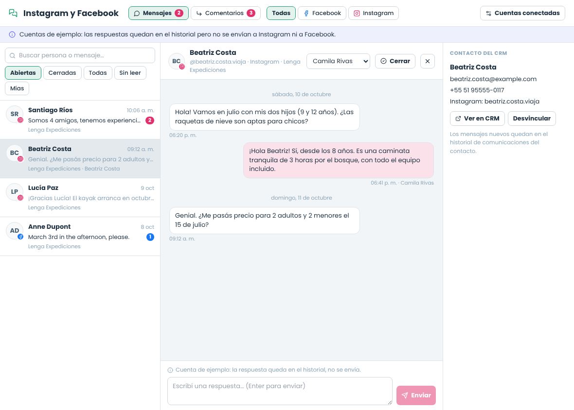 Bandeja de mensajes de Instagram y Facebook con una conversación abierta y el contacto del CRM a la derecha